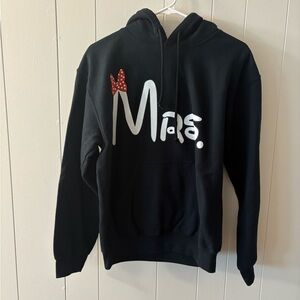 Gildan Black and Red Sweatshirt Hoodie Disney Mrs. Women’s small